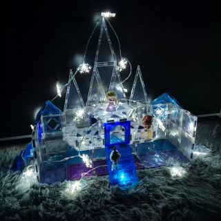 Dneska jsme se ponořily do kouzelného světa Frozen ❄️✨ Stavěly jsme ledové království, tvořily sněhové krystaly a...