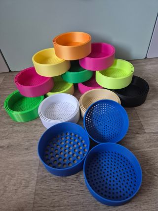 🌈 Naše třídicí síta mizí z eshopu doslova HOP-HOP! 🏃‍♀️💨 Kdo je ještě nemá doma ve smyslo koutku? 😍 Pomáhají dětem...