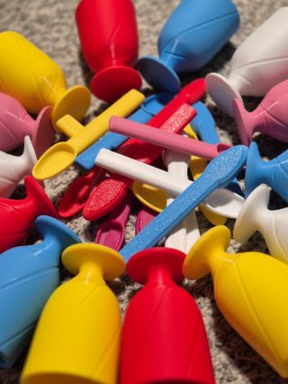 To je barviček! 🎨🍦 Naše pohárky se lžičkou – ideální na zmrzlinu, kašičky i smyslové hraní – tiskneme ve všech možných...