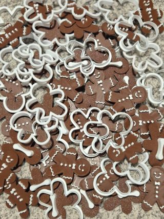 Perníčky všude, kde se podíváš 😀 Děkujeme Vám za Vaše objednávky 💙 ww.little-bee.cz #vykrajovatka #vykrajovátka #pernicky...