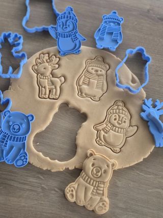 ❄️✨ NOVINKA NA ESHOPU! ✨❄️ Právě jsme přidali nová zimní vykrajovátka – roztomilý medvídek, tučňák i sobík v huňatých...