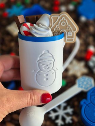 ❄️💙 Na přání jsme naši horskou čokoládu vytvořili v krásné bílo-modré barvě! A musíme říct – vypadá naprosto kouzelně. ✨...