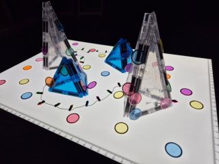 ✨ Dneska jsme stavěli zimní stromečky z magnetické stavebnice a zdobili je barevnými magnetickými kolečky 🎄💛 Díky...