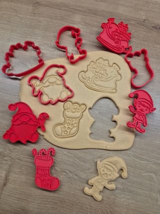 🎅✨ Vánoční novinky na eshopu! ✨🎄 Právě jsme přidali vánoční vykrajovátka – Santa, skřítek, sáňky plné dárků a punčocha...