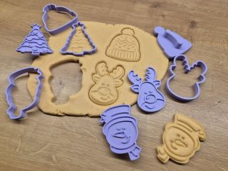 ❄️💜 Další zimní novinky na eshopu! 💜❄️ Přidali jsme novou sadu zimních vykrajovátek – roztomilý sněhuláček, sobík, čepice...