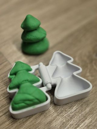 🎄✨ A druhá z našich dnešních novinek na e-shopu je StromečkoVač! Děti do něj mohou dát modelínu, kinetický písek nebo i...