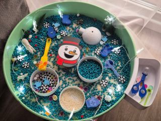 ❄️ Dnešní zimní smyslohraní bylo plné radosti! Děti krmily našeho sněhuláka a cizrnu sypaly do tácu ledního medvěda –...