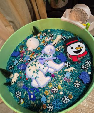 ❄️ Dnešní zimní smyslohraní bylo plné radosti! Děti krmily našeho sněhuláka a cizrnu sypaly do tácu ledního medvěda –...